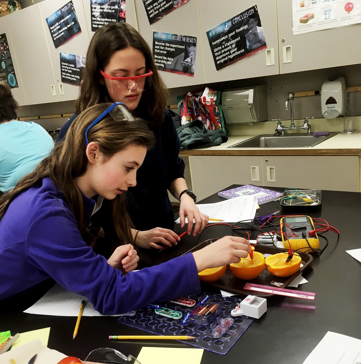 The Great Brook School Lab Girls investigate circuits. (photo © Susie Spikol Faber)