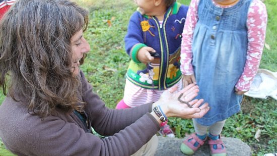 Susie Spikol Faber and some young friends find an earthworm.