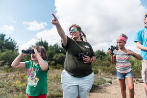 Jenn Sutton points out a raptor during a class visit to the Hawk Watch. (photo © Ben Conant)