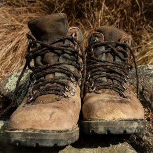 Muddy hiking boots (photo: Canva Commons)